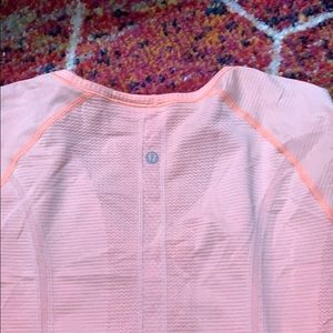 shortsleeved lululemon top